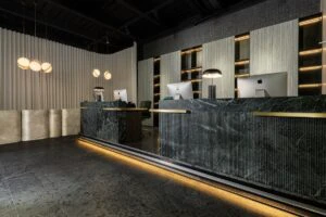 Zona intrare concierge receptie PIATRAONLINE nou flagship store