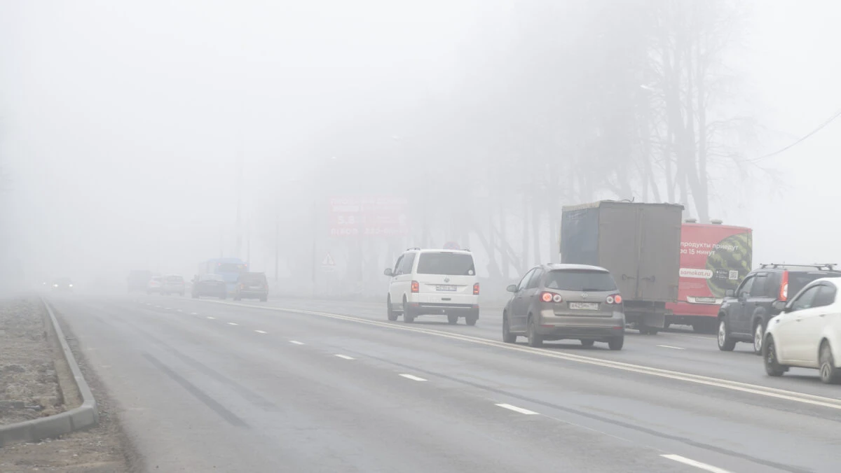 Ceață densă și aglomerație pe șoselele din România. Infotrafic emite avertizări pentru șoferi