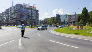 politisti politia soferi masini trafic intersectie sens giratoriu