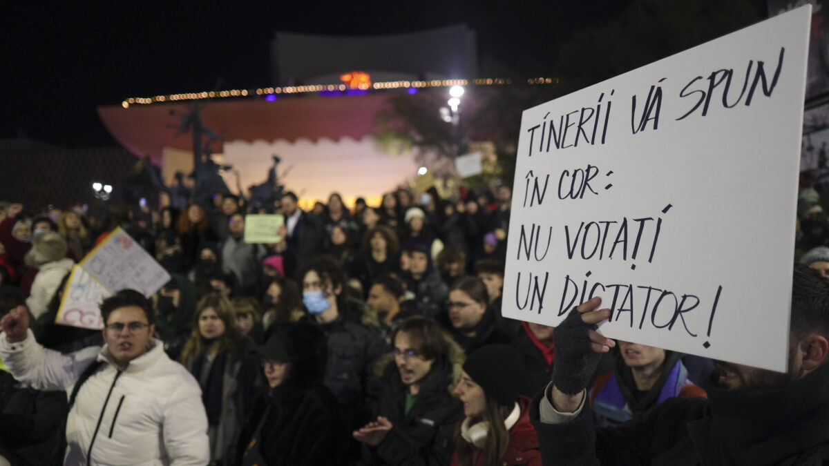 Sute de studenți, protest împotriva lui Călin Georgescu: „Jos cu legionarii!”„Viitorul suntem noi, nu Georgescu în turul 2”