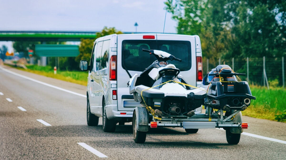 Codul Rutier 2024. Limită pe autostradă pentru mașina cu remorcă. Când îţi suspendă permisul auto