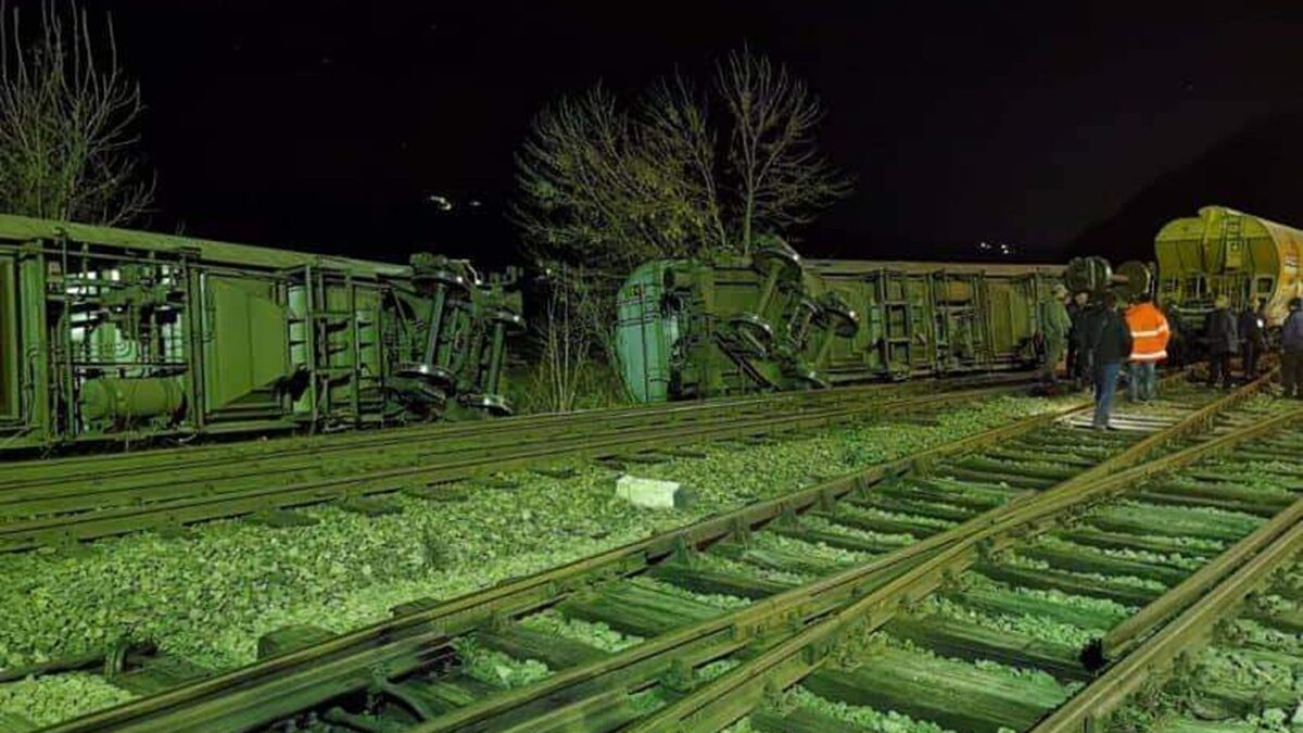 Un tren încărcat cu benzină a deraiat. A fost emis Ro-Alert. A început evacuarea localnicilor