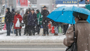 zăpadă, ninsoare, ninge, iarnă, vreme, prognoza meteo, mașină înzăpezită