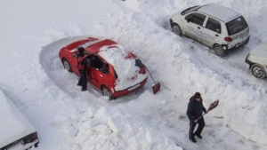 zăpadă, ninsoare, ninge, iarnă, vreme, prognoza meteo, mașină înzăpezită