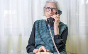 batrana, pensionara la telefon, pensii