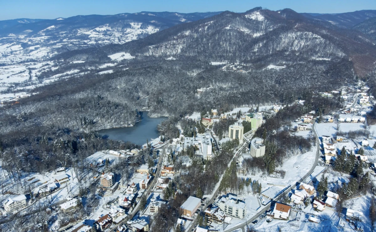 Sovata, luată cu asalt de turiști în sezonul rece. Românii preferă hotelurile cu piscină și alte atracții