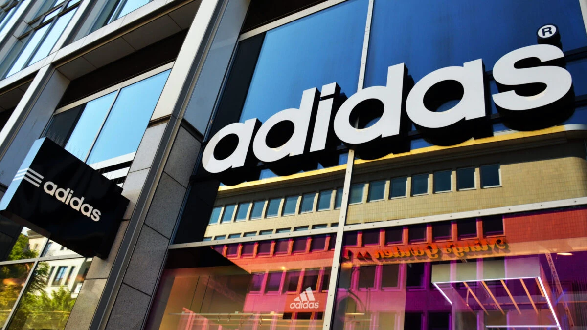 Adidas face concedieri în 2025. Marile companii dau oameni afară pe bandă rulantă