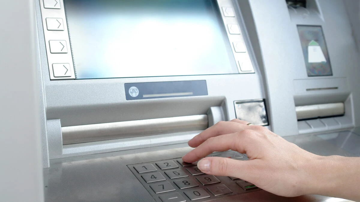 Taxă la bancomate. Decizie pentru românii care scot banii de pe card la ATM. Cât se achită