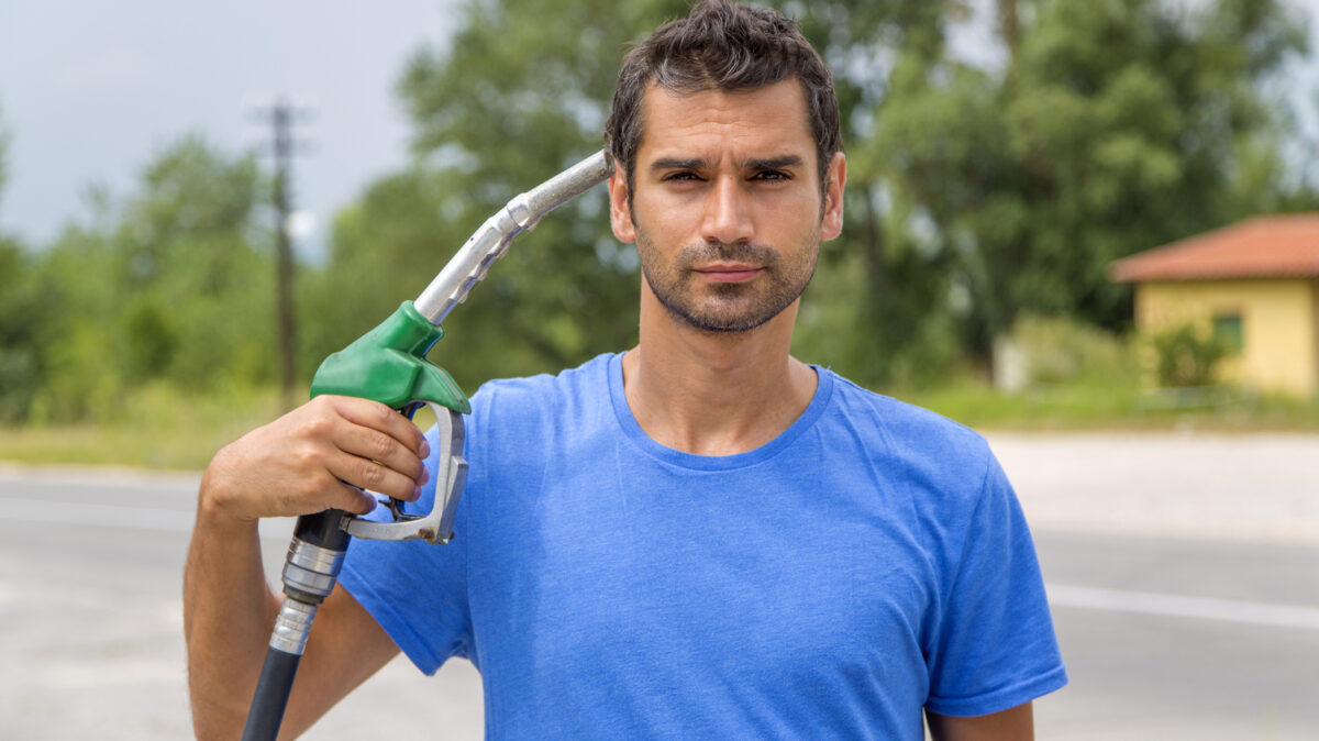 Lovitură pentru șoferii din România. Carburanți mai scumpi la pompă pe 11 martie. Cât te costă un plin