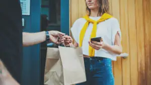 Uber își schimbă planurile în Europa. Amână extinderea Uber Eats în mai multe țări, inclusiv în România