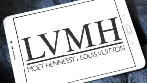 LVMH logo, ecran telefon, Louis Vuitton, Moet Hennessy