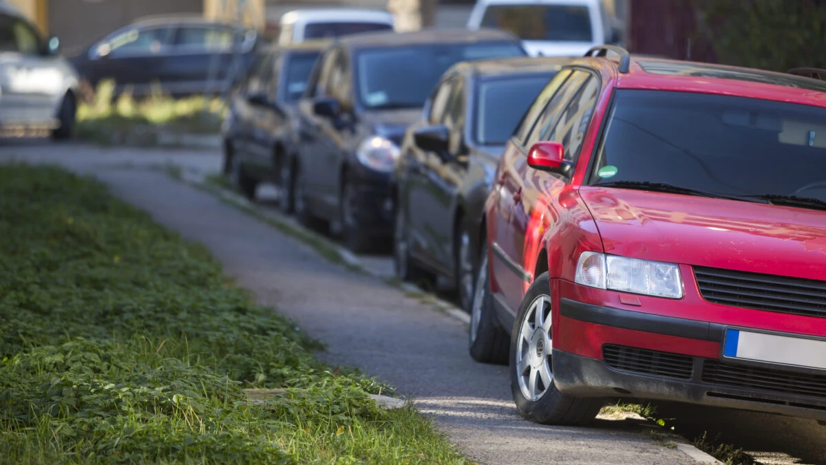 Taxă nouă pentru proprietarii de mașini. Vei primi o vinietă albastră. Te costă 600 de lei pe an