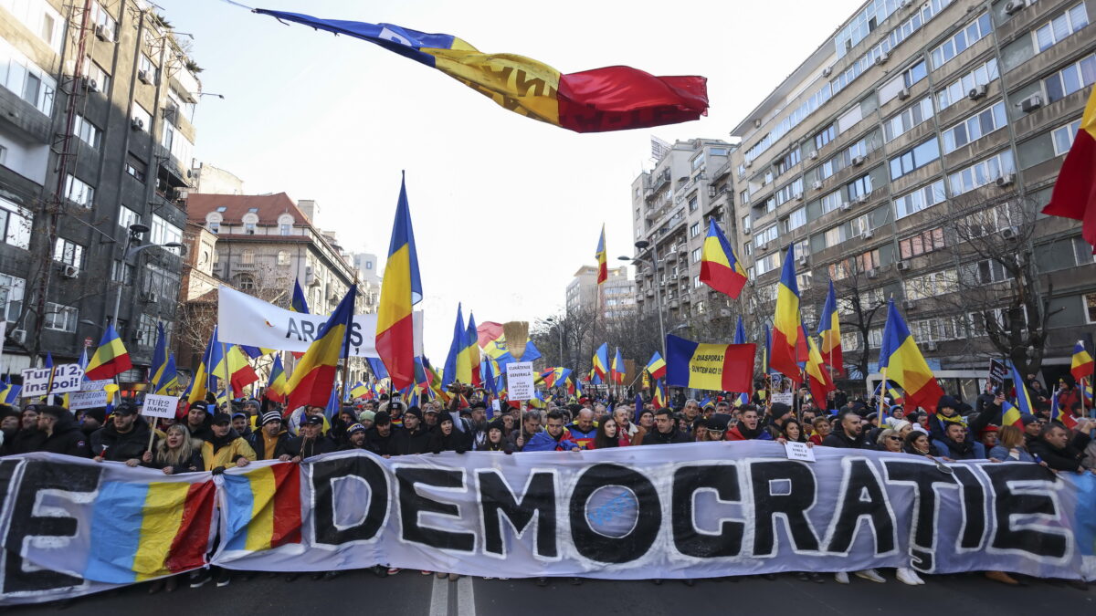 Protest masiv în București. Marș spre Guvern și Palatul Cotroceni. Fostul mercenar Horațiu Potra, săltat de jandarmi