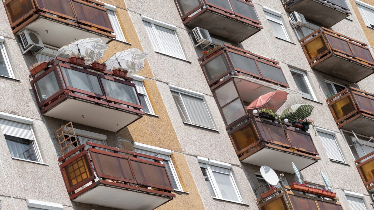 Obligație dacă stai la bloc. Se cere aprobarea asociației de proprietari. Regulă la apartamentele cu balcon