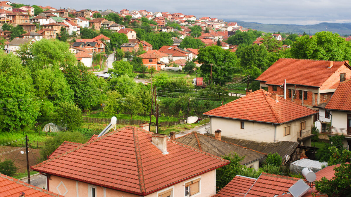 Interzis pentru românii care stau la curte! Amendă sau închisoare de la 3 luni la 2 ani dacă pui asta pe gard