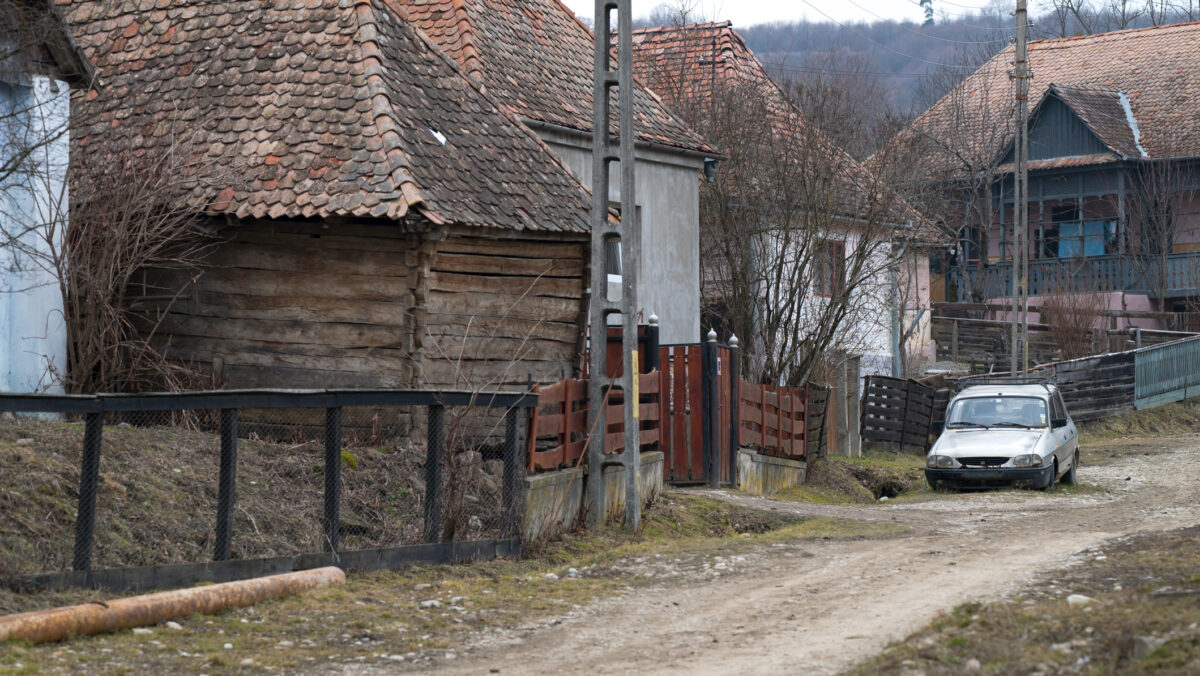 Decizie pentru proprietarii de case construite înainte de 1990. Statul schimbă legea pentru terenul aferent