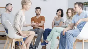 Terapia de grup, alternativa la singurătatea modernă. De ce tot mai mulți români caută sprijin în comunitate
