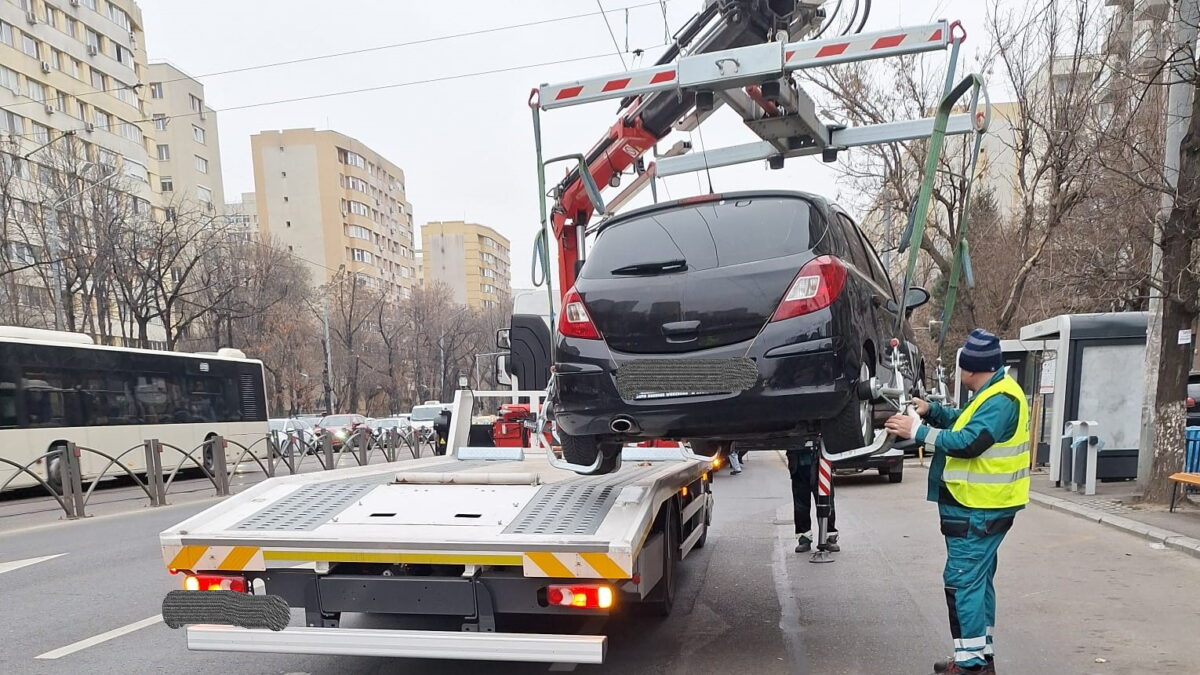 Șoferii sunt somați. Trebuie să muți mașina imediat. Primăria o ridică. Măsură valabilă până la 21 mai