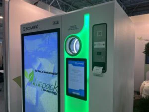 La Green Energy Expo, reprezentanții afacerii prezintă publicului interesat o nouă variantă de dispozitiv de colectare a deșeurilor din plastic și sticlă, asemănător cu cel din sistemul RetuRo, doar că dotat cu o tehnologie mai avansată. (sursă foto: arhiva companiei)