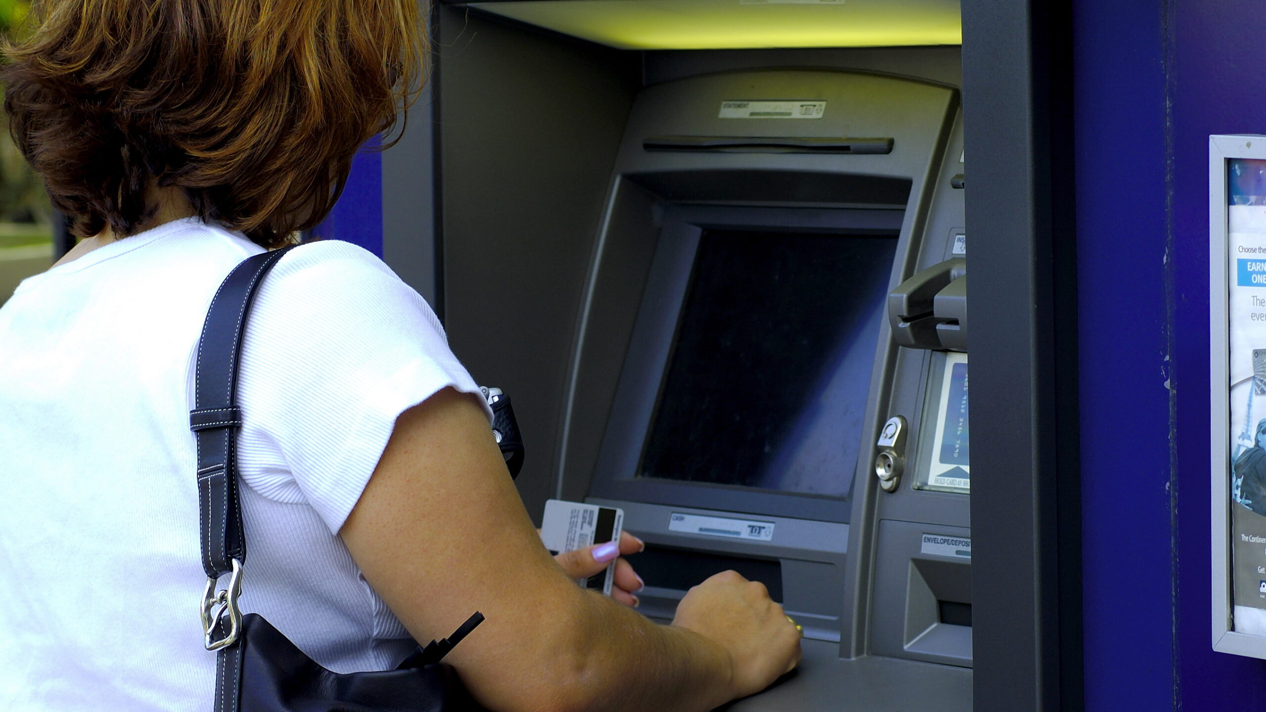 Reguli noi la bancomat. Cum se scot acum banii numerar la ATM. Românii  trebuie să accepte schimbarea