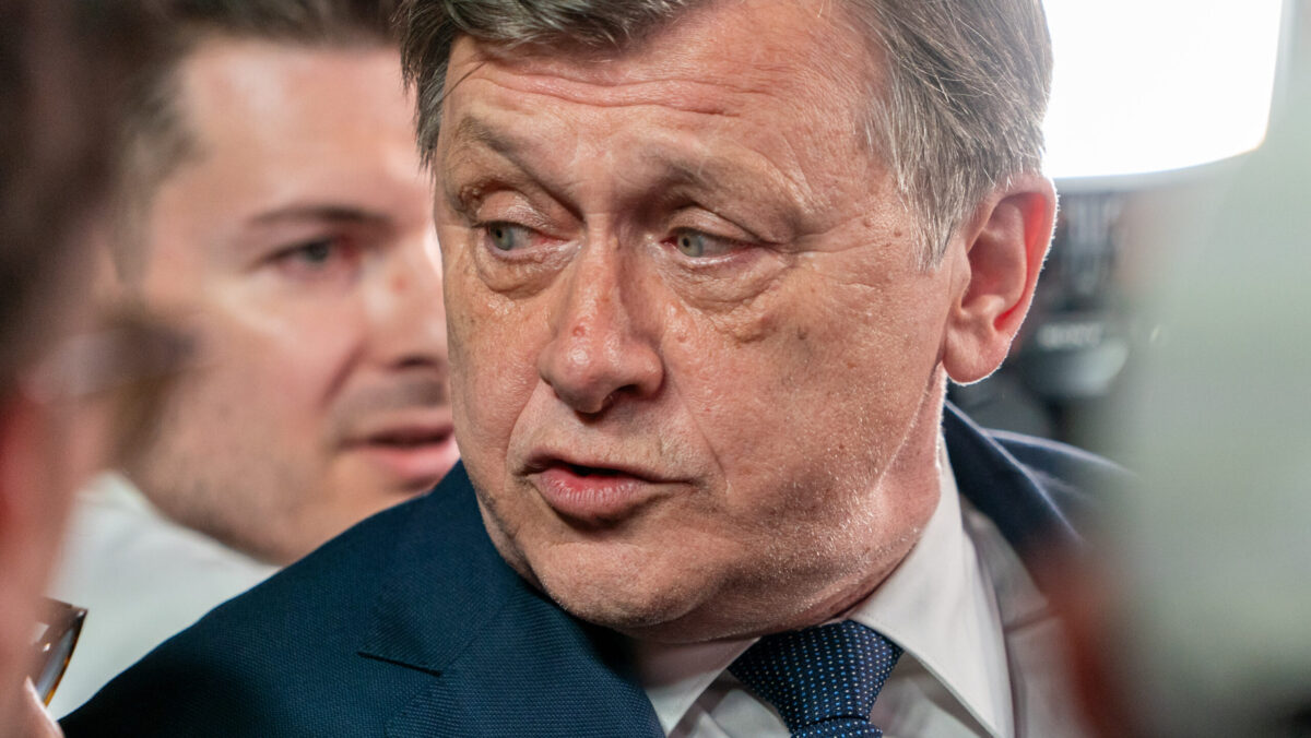 Crin Antonescu: Reducerea deficitului fără taxe e o iluzie. Să n-ajungem să regretăm regimul Iohannis!