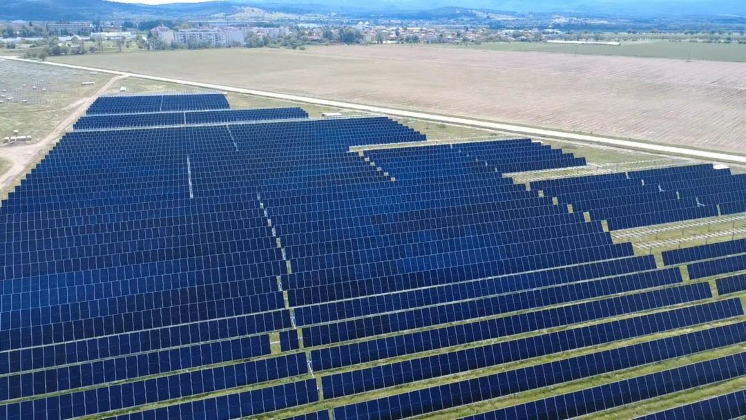 Grupul PPC își extinde portofoliul verde cu un parc fotovoltaic de 88 MW în Bulgaria (3)