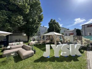 În luna mai, compania JYSK a lansat o nouă colecția de mobilier și accesorii de grădină destinată sezonului cald.