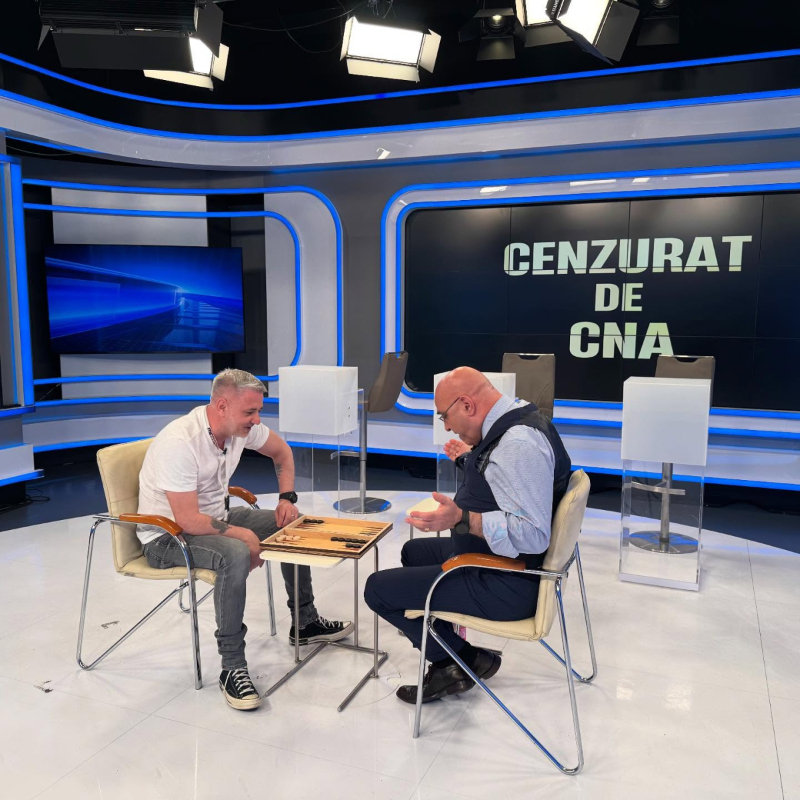 Valentin Pîrvu și Niels Schnecker care joacă table