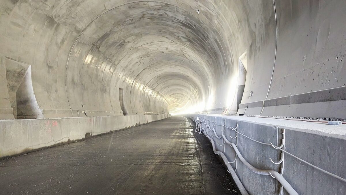 Tunelul de pe Autostrada A1 Sibiu-Pitești prinde contur. Lucrările complexe se desfășoară fără întârzieri