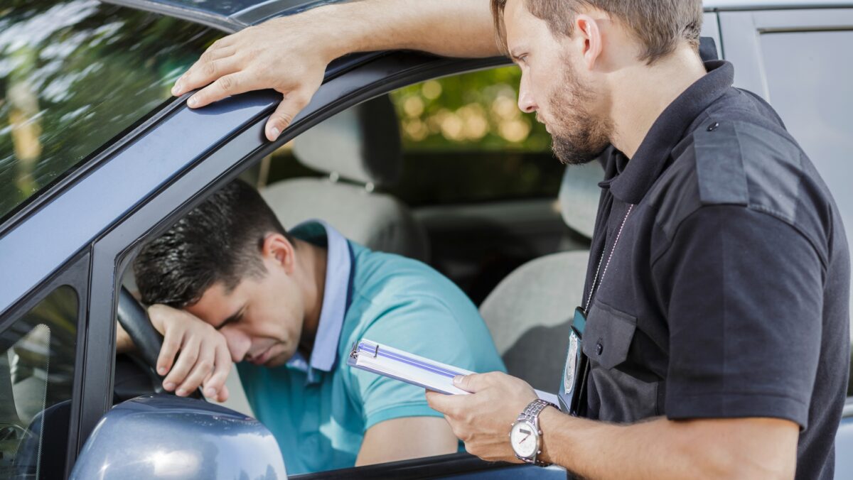 Reguli bizare la volan. Amendă pentru haine sau ochelari. Șoferii rămân fără permis și 30.000 de lei