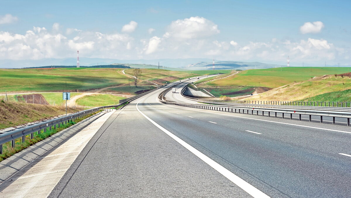Primele grinzi montate pe lotul 2 al autostrăzii Sibiu-Pitești: Cum avansează lucrările la cel mai așteptat tronson