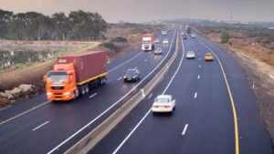 autostrada, masini, camioane, trafic