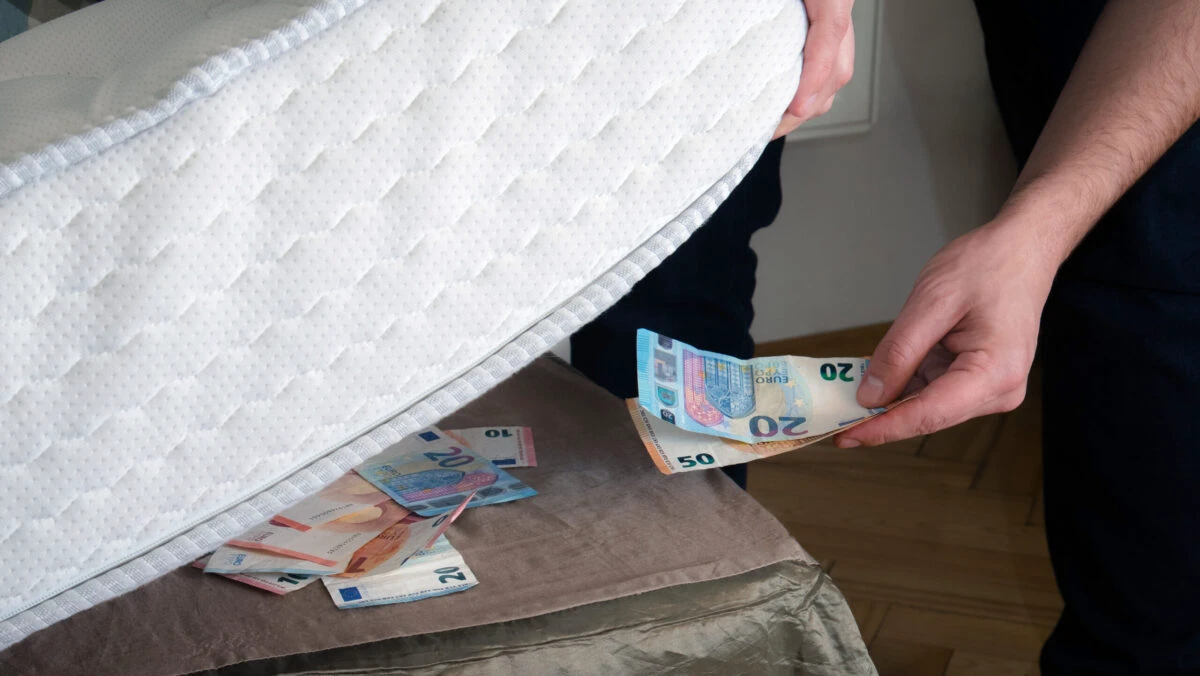 ,,Bani albi pentru zile negre.” Semnalul de alarmă tras de specialist. Avertisment pentru români: Urmează patru valuri