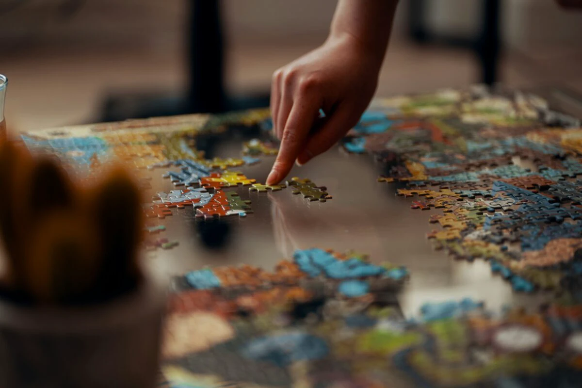 De ce puzzle-urile sunt recomandate ca terapie pentru anxietate, ADHD și recuperare neurologică