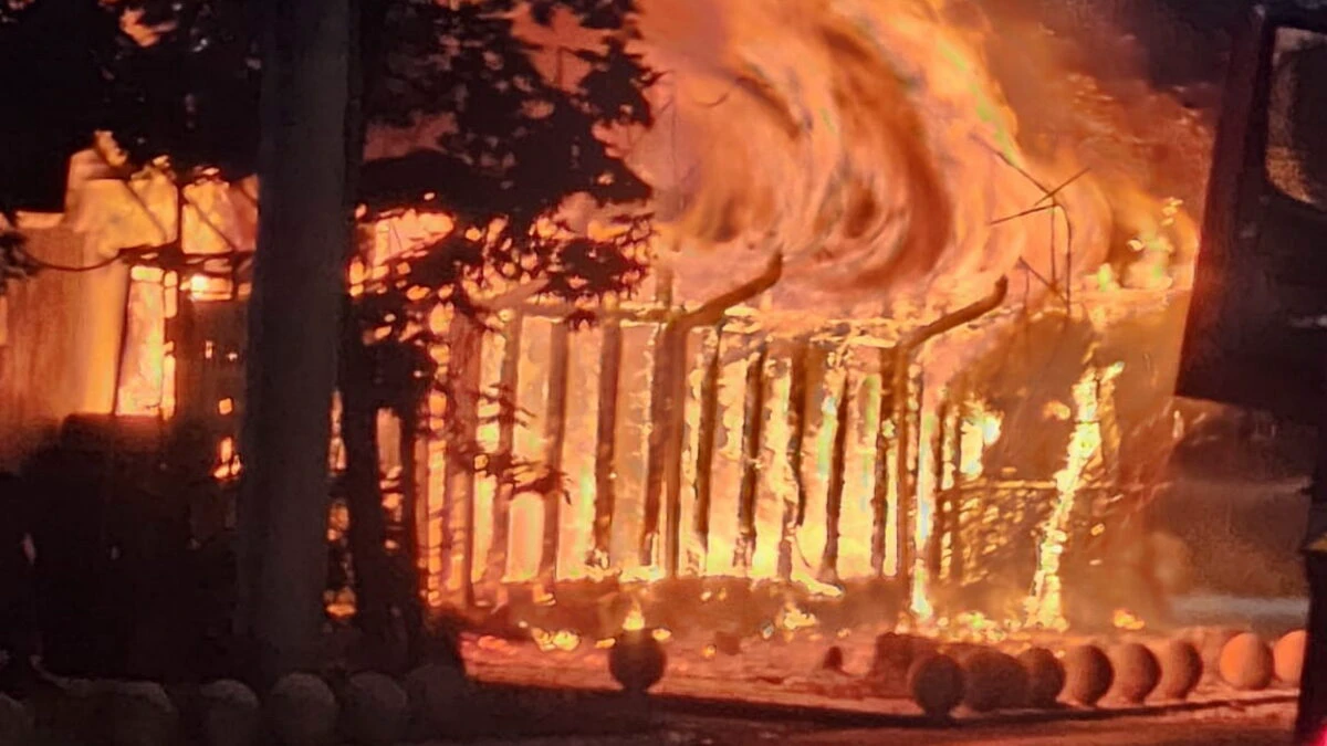 EXCLUSIV Incendiu puternic în Capitală. Pericol la câțiva metri de o benzinărie (VIDEO)