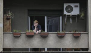la bloc, apartamente, aer conditionat, ghiveci cu flori la balcon