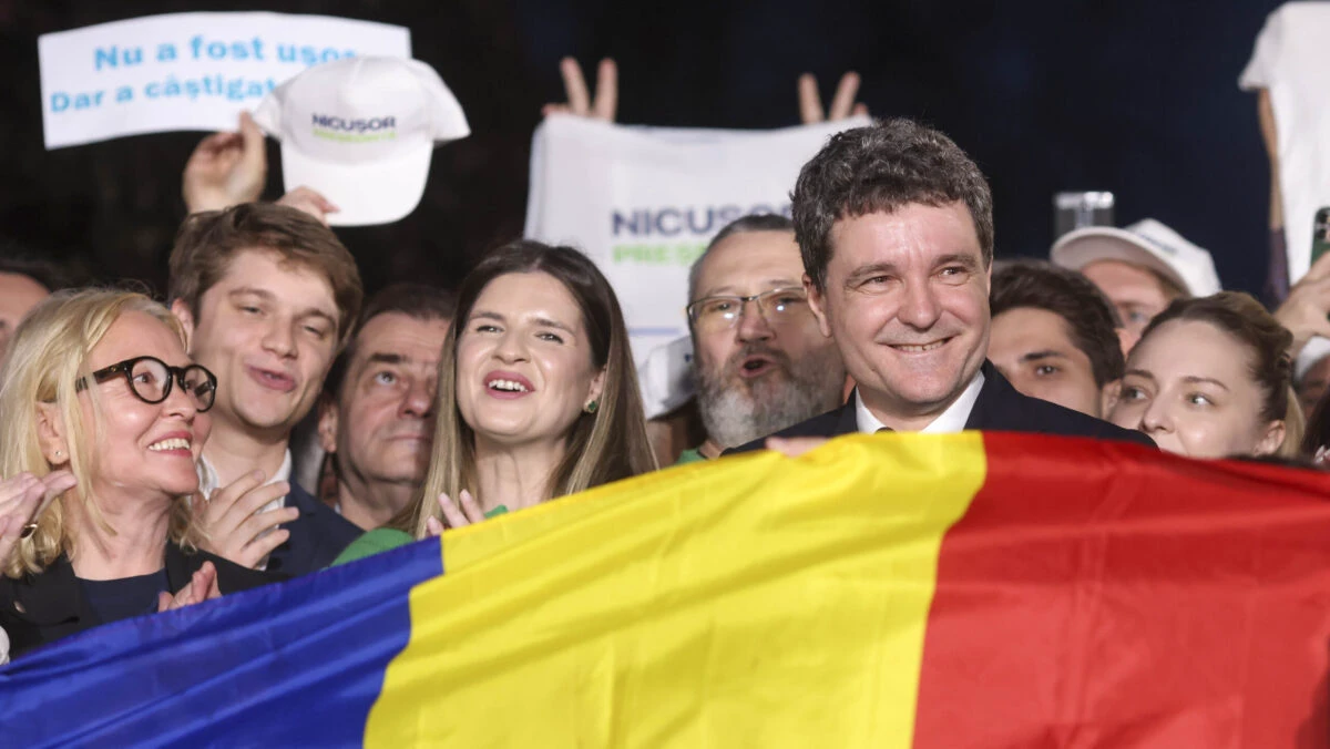 Nicușor Dan, baie de mulțime în fața Primăriei Capitalei după ce a câștigat alegerile prezidențiale: E victoria voastră