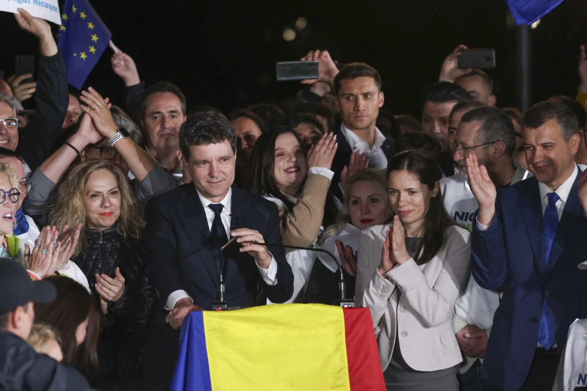 Nicușor Dan mulțime