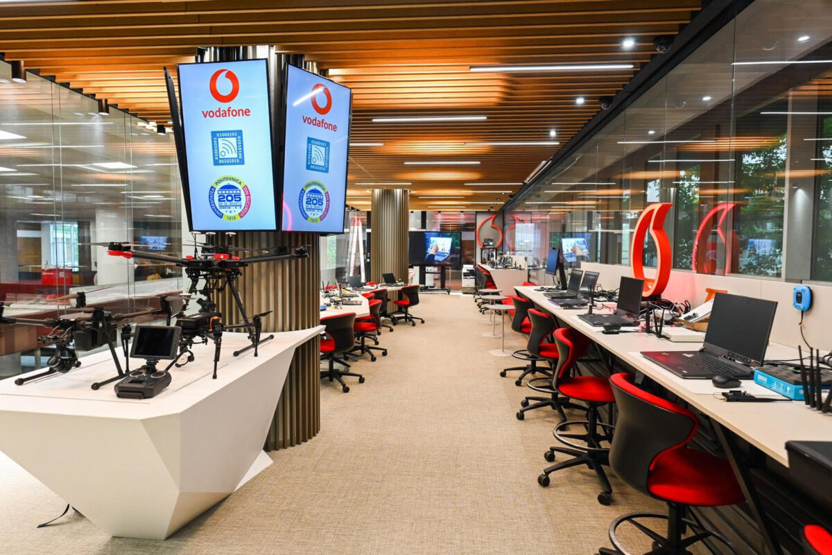 Vodafone România construiește prima rețea mobilă privată educațională 5G Standalone