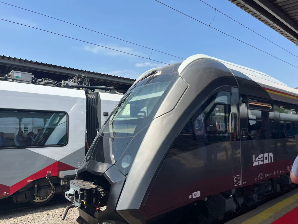 GRAMPET a pus pe șine primul tren fabricat în România după 80 de ani. Automotorul se numește Leon
