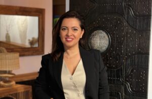 Nicoleta Mioara Olteanu, fondatoarea Art & Craft, prezentă pe scena Capital, a primit pentru realizările sale „Premiu pentru promovarea tradițiilor și identității românești”. (sursă foto: arhiva companiei)