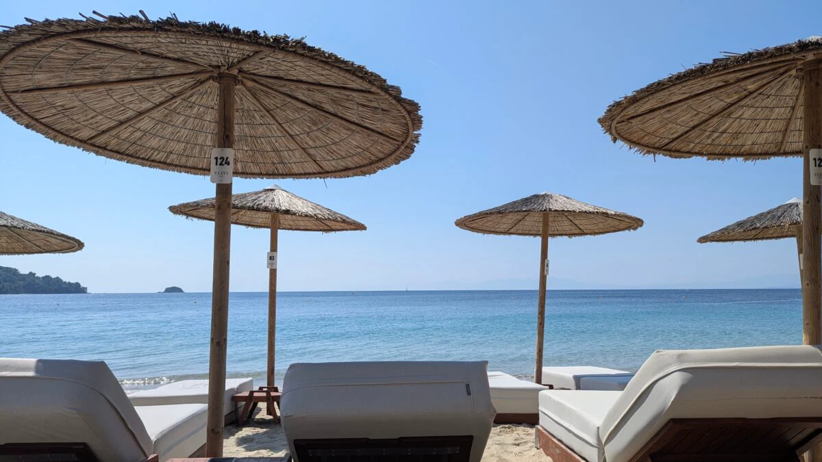 Vacanță de vis în Grecia. Sejururi de la 319 euro de persoană la Skiathos