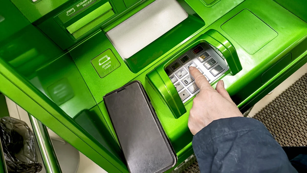 Anunț pentru cei care scot bani de la bancomat. Obligatoriu la ATM. Verificați întotdeauna când scoateți cash