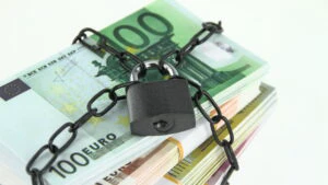 bani, euro cu lacat