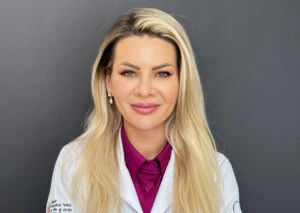 Dr. Alexandra Filip, fondatoarea  deschis Beauty Concept Clinic, din Cluj, a primit în cadrul evenimentului din 19 iunie „Premiu pentru profesionalism și leadership medical în domeniul esteticii”.  (sursă foto: arhiva companiei)