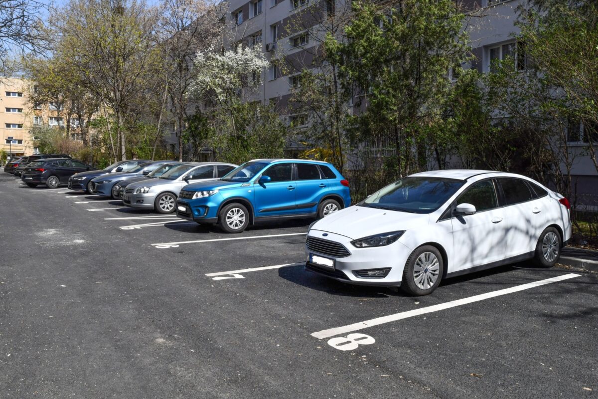 Șoferii rămân fără mașină, plus obligativitatea plății amenzii. Neplata duce la suspendarea permisului. Nu poți parca aici