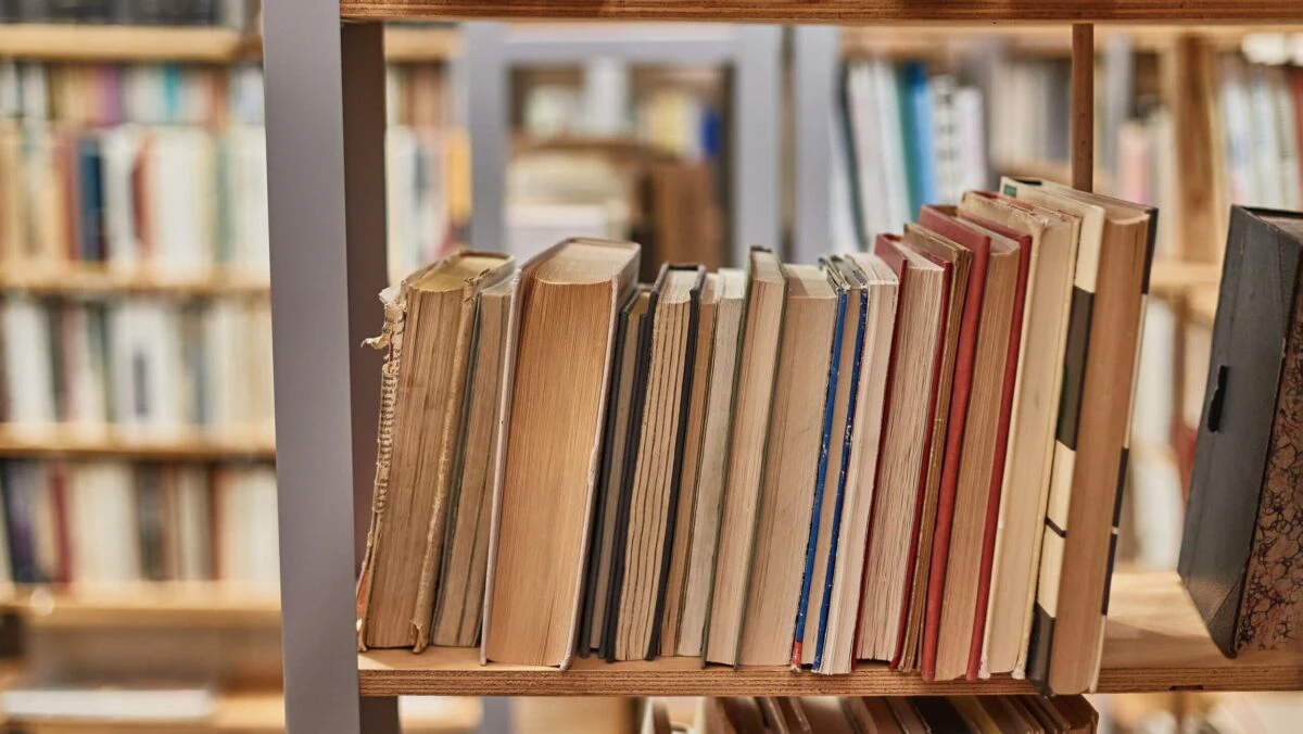 Cititul devine un lux. TVA 11% la cărți: Se vor închide librării și edituri