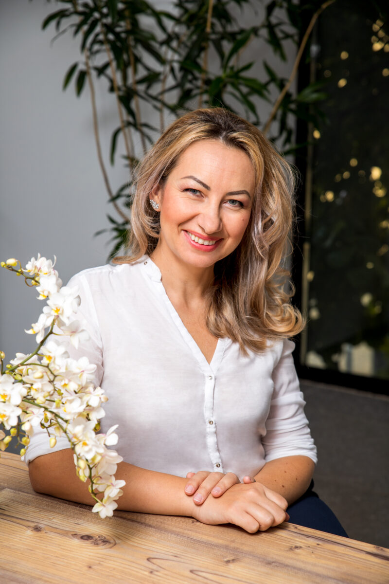 Înflorind succesul: Ioana Molnar a creat singurul lanț național de florării din România