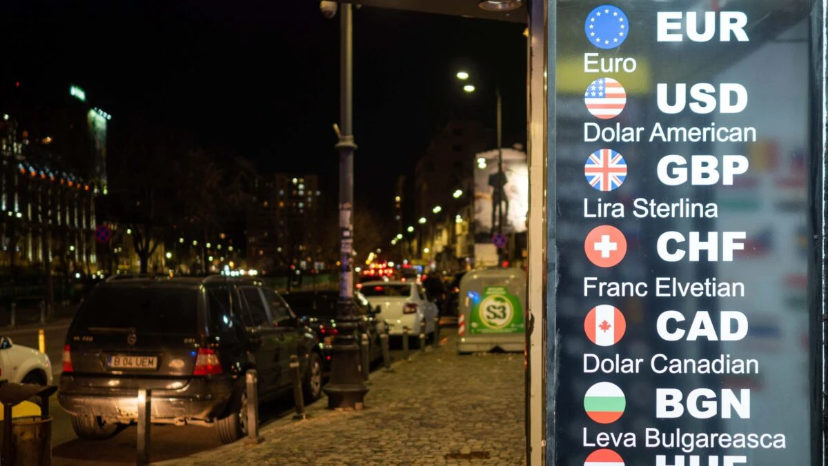 Curs valutar vineri, 25 iulie. Leul românesc se apreciază puternic. Lira sterlină coboară la minimul ultimelor 3 luni