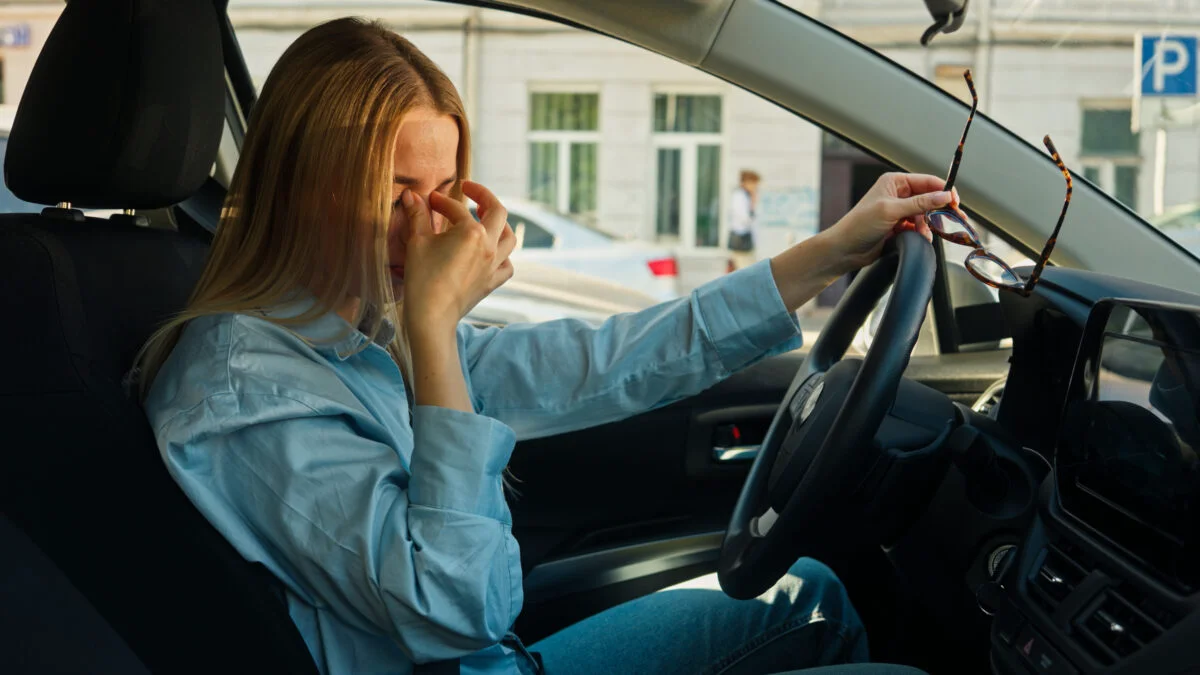 Codul Rutier 2025: Este legal să lași motorul pornit în staționare? Ce riscă șoferii în România